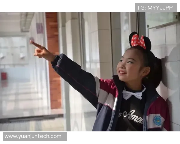 足球球星挑战女装风格 展现别样魅力与自信跨界突破